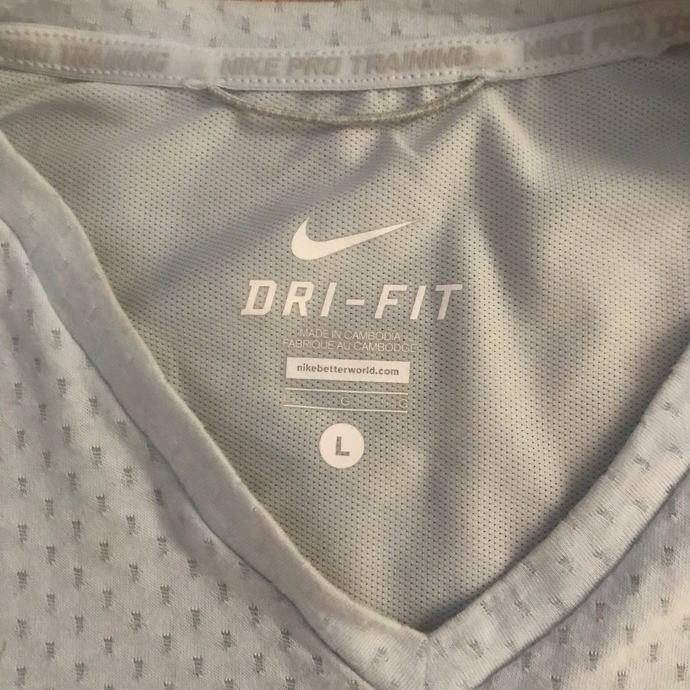 Nike Dri-Fit Mesh look V-Neck - Picture 2 of 3
